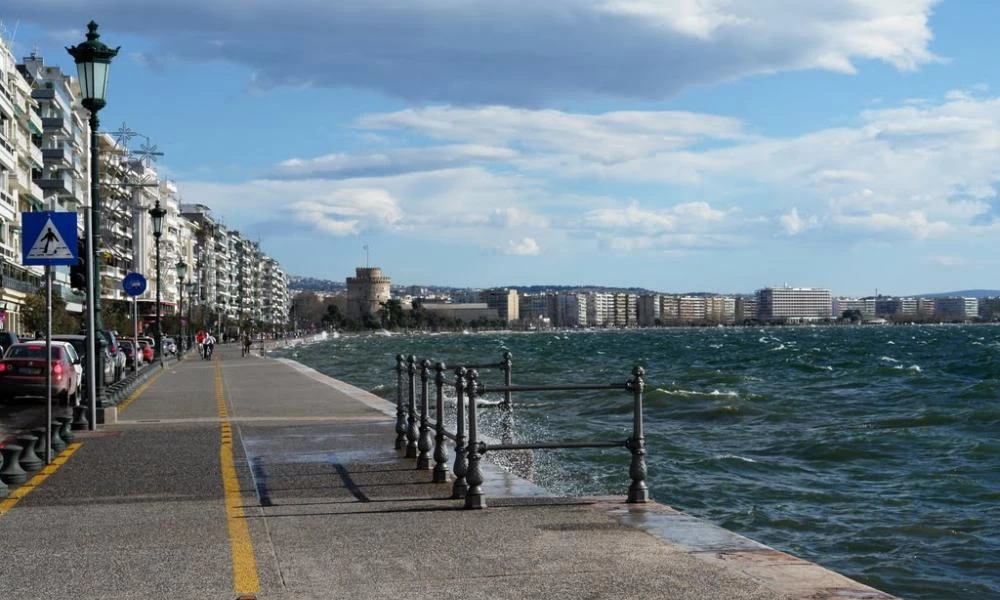Θεσσαλονίκη: Άντρας βούτηξε στον Θερμαϊκό για να σώσει σκυλάκι